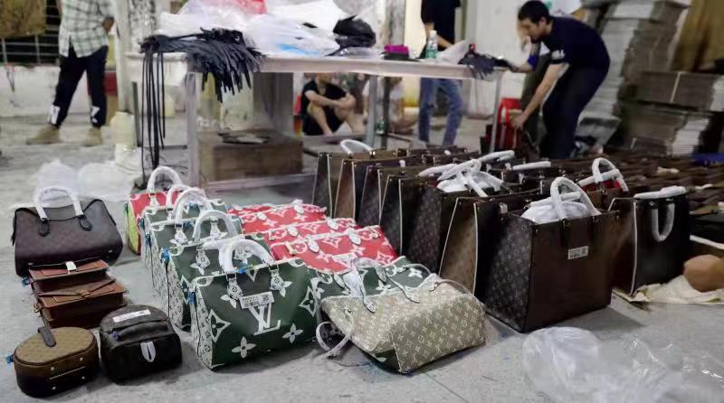 你從迪拜專柜買的奢侈品 可能來自這里.